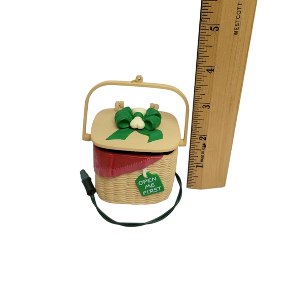 Vintage Hallmark Keepsake Magic Peekaboo Pup Motion 1994 - Picture 4 of 5